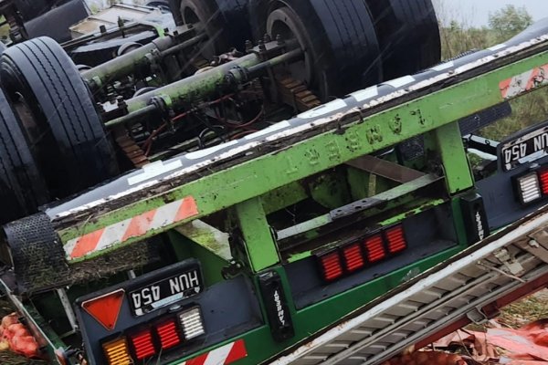 IMÁGENES! Camión lleno de cebolla volcó en el acceso a Monte Caseros Corrientes