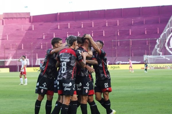Con polémicas, Barracas Central venció a Huracán y es único escolta