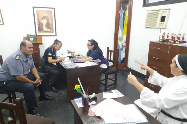 Policía de Corrientes y representantes de instituciones educativas reunidos para mejorar el servicio