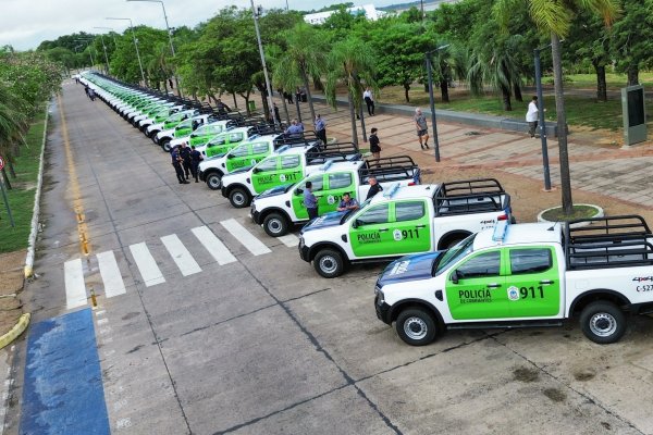 Las camionetas policiales entregadas por el gobernador estuvieron cinco meses guardadas