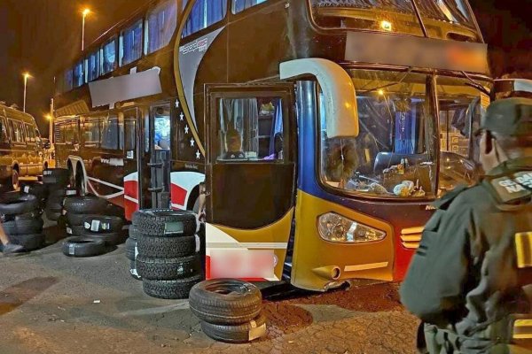 Secuestran casi 100 neumáticos en cajas dentro de un colectivo en Corrientes