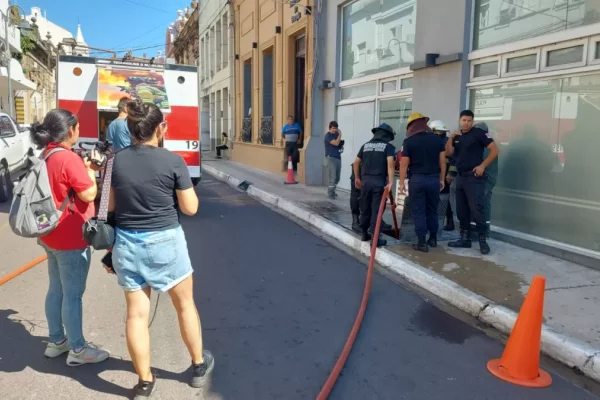 Susto en el microcentro por un principio de incendio en una oficina pública