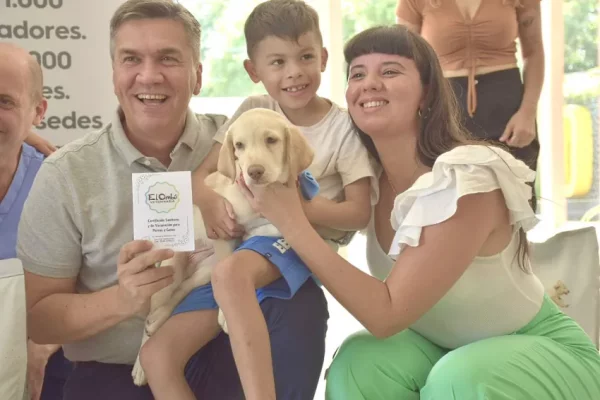 Zdero acompañó la entrega de cachorros de labradores a niños con discapacidad
