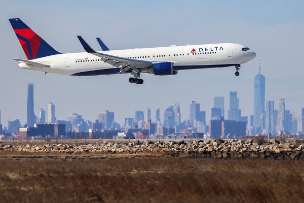Arrestan a un hombre tras supuestamente abordar un vuelo de Delta usando una foto del boleto de otro pasajero