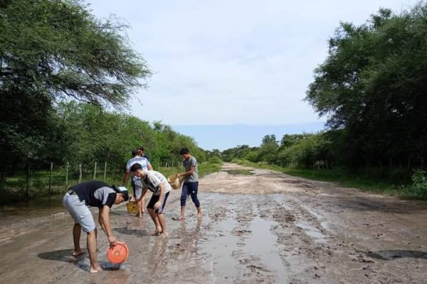 La ausencia del Estado provincial: alumnos y docentes liberaron un camino inundado