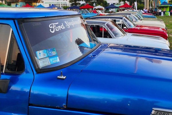 Continua exposición de Autos Antiguos en la Feria de Emprendedores