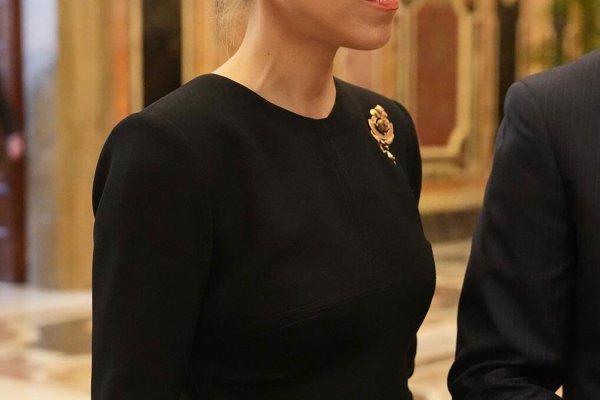 Manuela Villena tiene el vestido negro más elegante del fondo de armario que ha estrenado en el Vaticano