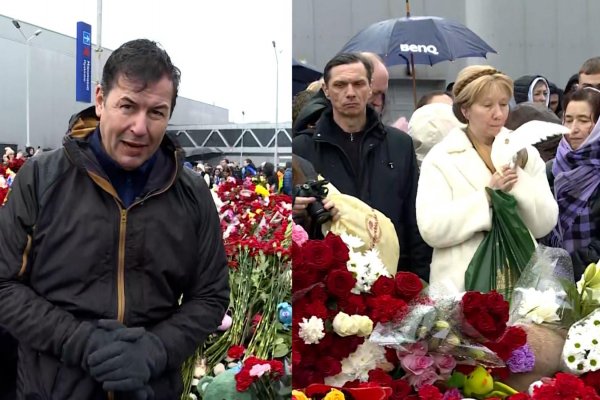 Una multitud presenta sus respetos en el lugar del atentado terrorista en Moscú