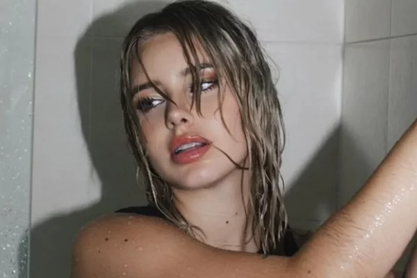 Húmeda y sensual, Coty Romero impactó en la ducha