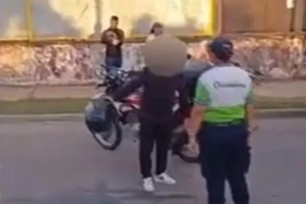 Amenazó con un cuchillo a un inspector para evitar el secuestro de su moto