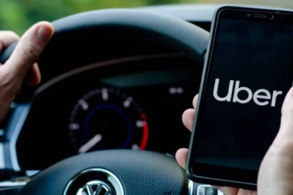 Conductor de Uber robó costoso celular a una pasajera