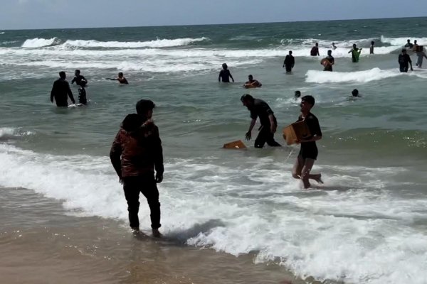 Tragedia en Gaza: Morir en la búsqueda de alimentos que caen al mar