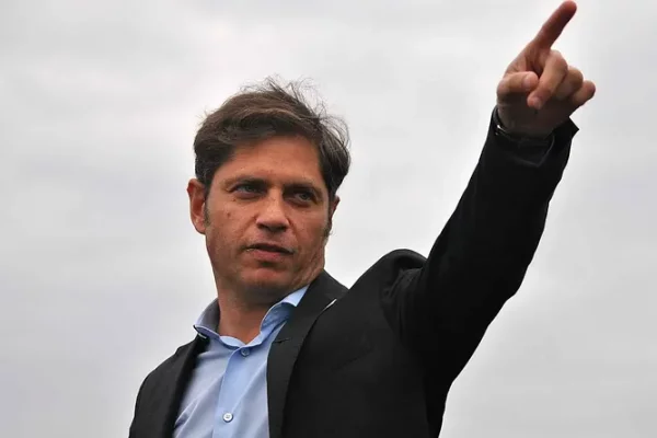 Kicillof, en modo líbero: distancia de La Cámpora y alianza con un gobernador de Juntos