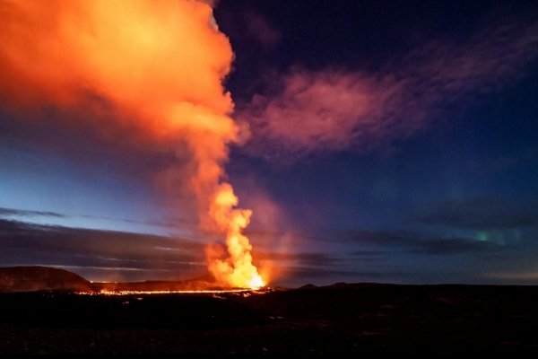 Volcán entra en erupción bajo la aurora boreal en Islandia