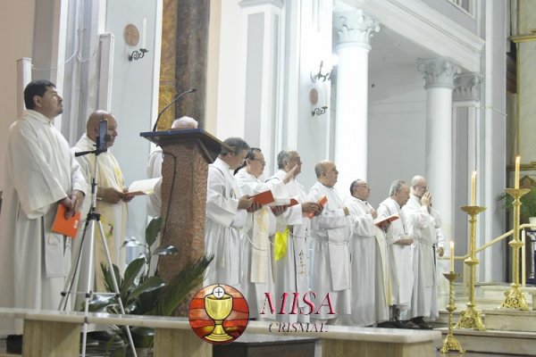 Mons. Canecin presidió la misa crismal en la Catedral de Goya