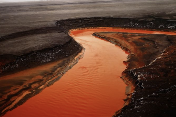 Un fotógrafo capta impresionantes imágenes de “ríos de óxido” en Canadá