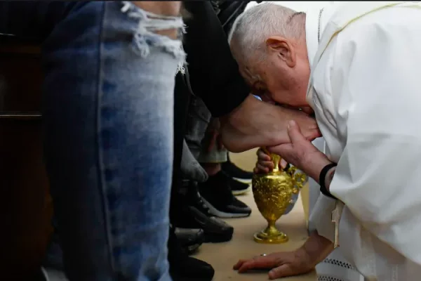 Jueves Santo: el papa Francisco les lavó los pies a doce detenidas en una cárcel de Roma