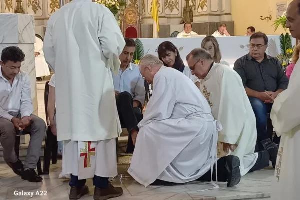 Monseñor Andrés presidió la misa del jueves santo y realizó el lavatorio de pies