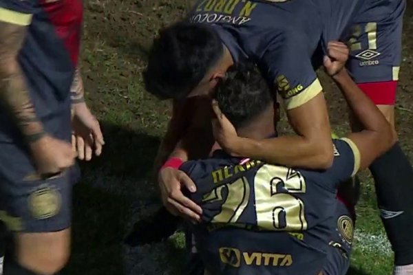 De no creer: Le robaron la camiseta a Maxi Romero... ¡En el medio del partido!