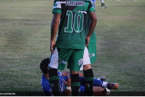 Liga correntina de fútbol: jugador de Sacachispas convulsionó tras chocar contra un rival
