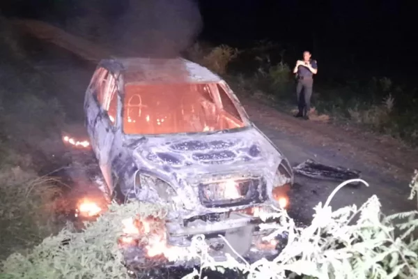 Pinchó un neumático, fue a una gomería y cuando regresó el auto estaba en llamas