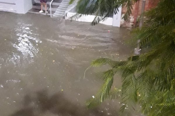 Lluvia en Corrientes: volvió a inundarse una esquina cercana a la casa de un exgobernador