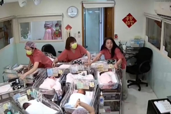 Mira cómo unas enfermeras protegieron a bebés durante el terremoto en Taiwán