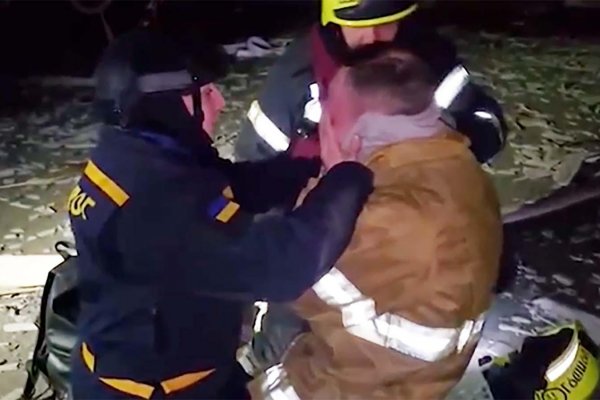 Un bombero se derrumba al saber que su padre murió en un ataque ruso