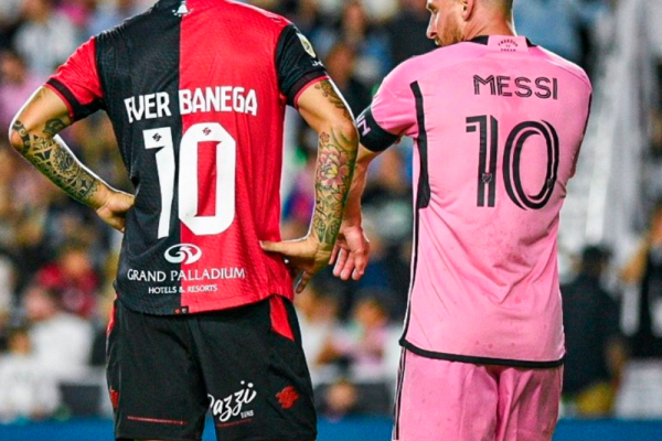 No es Newell's: Messi posó con la camiseta de otro club del fútbol argentino