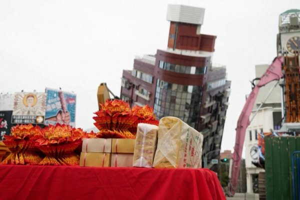 Ofrendas y rezos antes de la demolición de un edificio a punto de caerse en Taiwán
