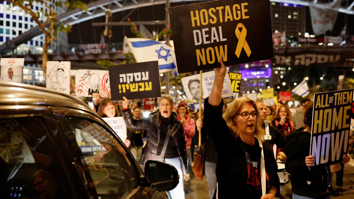 Devuelven a su familia el cuerpo de rehén israelí después de ser recuperado durante la noche, dice Israel