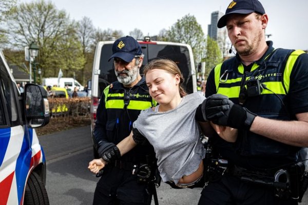 Greta Thunberg es detenida por la policía durante una protesta contra combustibles fósiles en Países Bajos