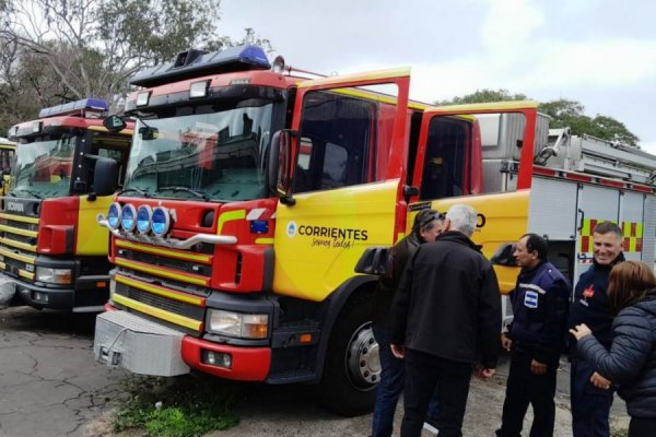 Camiones de bomberos guardados en el ex RI9: el gobernador visitó el galpón y probó uno de los rodados