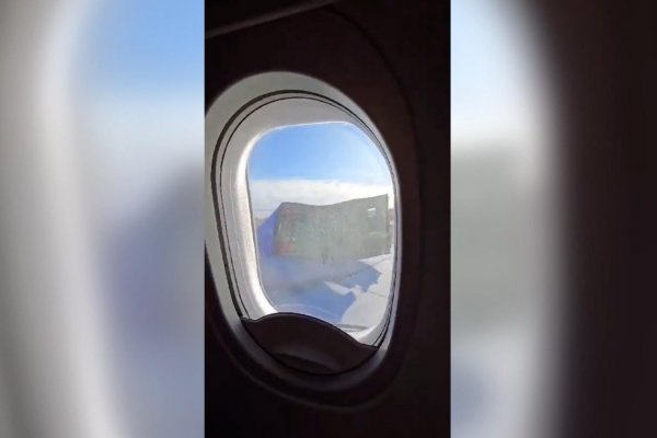 Video muestra cómo se desprende la cubierta del motor de un avión Boeing operado por Southwest Airlines