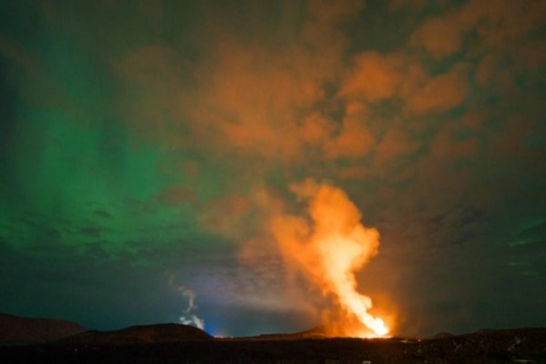 Auroras y lava del volcán de Grindavik dejan una impactante postal