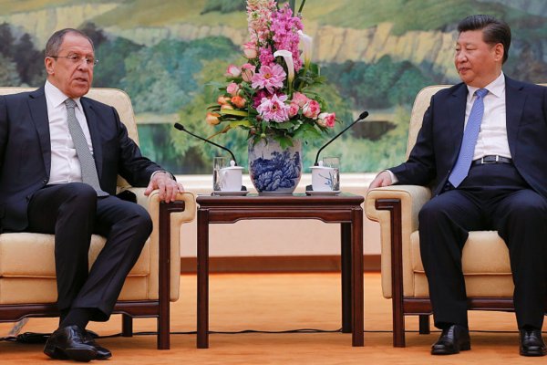 El presidente de China Xi Jinping se reúne con el canciller de Rusia en un encuentro para fortalecer los lazos de ambos países