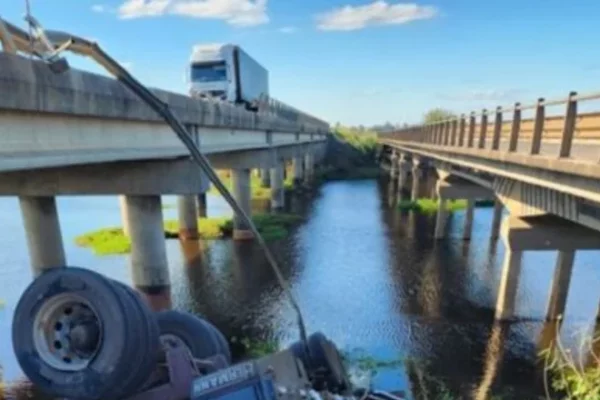 Cayó un acoplado entre dos puentes en el límite de Corrientes con Entre Ríos