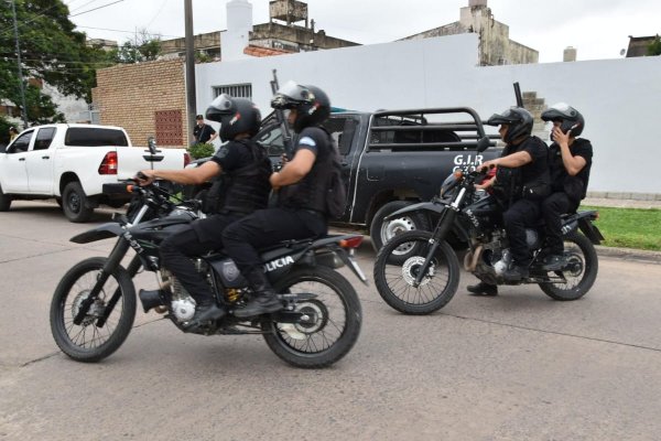 ADENTROS: Más de 50 personas, 24 motos y un carro tracción a sangre