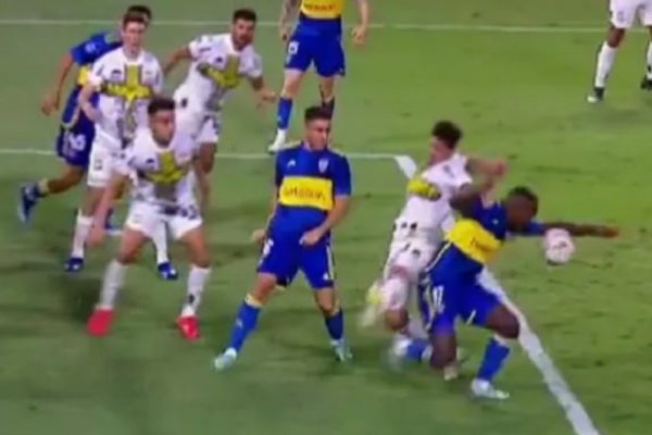 La polémica de la noche: ¿Era mano de Advíncula y penal para Sportivo Trinidense?
