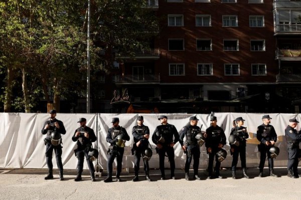 Policía Nacional española detiene a un hombre cargado de armamento en Madrid