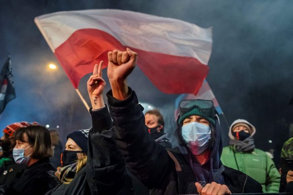 Legisladores polacos respaldan planes para poner fin a la prohibición casi total del aborto, pero podría haber enfrentamiento político