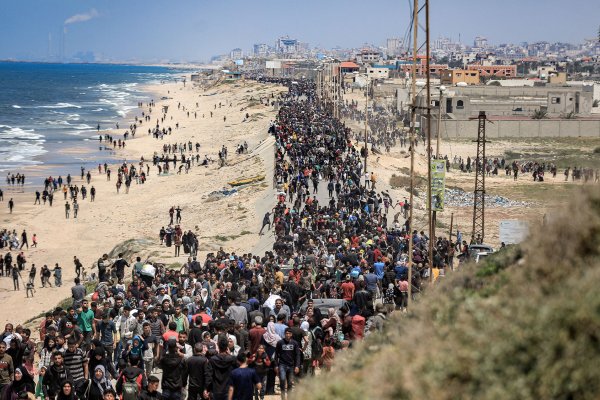 Miles de palestinos intentaron regresar a sus hogares en el norte de Gaza, pero encontraron el fuego israelí