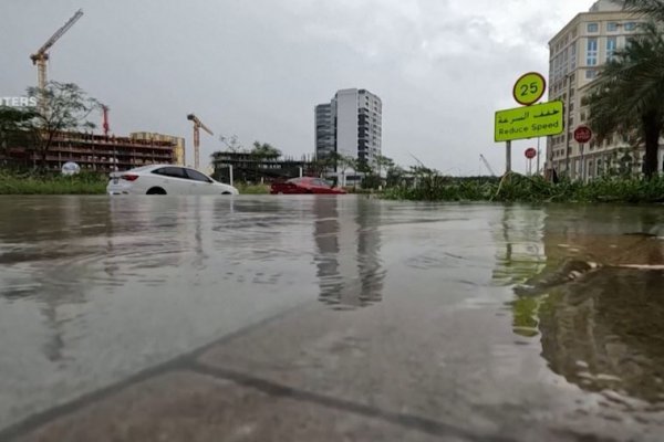 Fuertes lluvias en Dubai convierten a carreteras en ríos