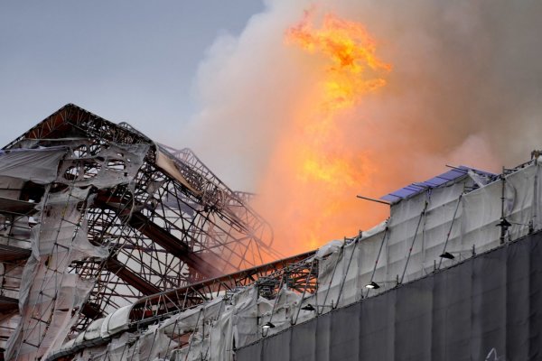 Un incendio arrasa la antigua Bolsa de Copenhague y la torre se derrumba