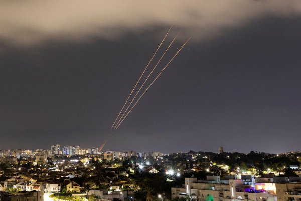 Irán muestra videos del ataque con drones a Israel y lanza amenazas