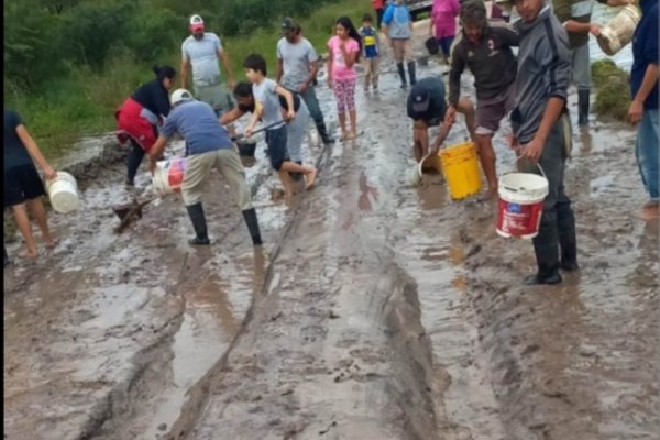 Nuevo reclamo por una ruta provincial intransitable: vecinos desagotan con baldes