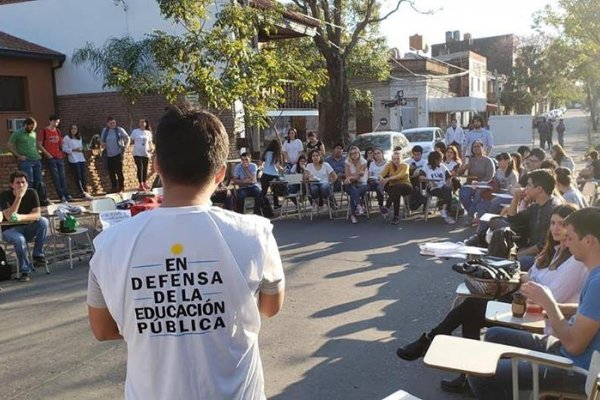 Docentes y estudiantes de la UNNE realizan una clases pública de cara a la masiva movilización del 23 de abril