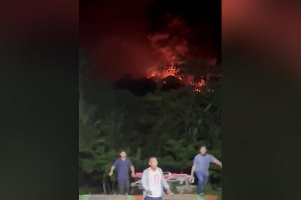 Evacuan al menos 800 personas tras múltiples erupciones en Indonesia