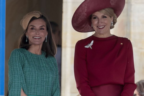 La reina Letizia con Máxima de Holanda: tocado inesperado y el vestido que adoran las mujeres clásicas