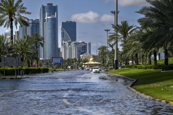 En botes improvisados, residentes huyen de las inundaciones en Dubai